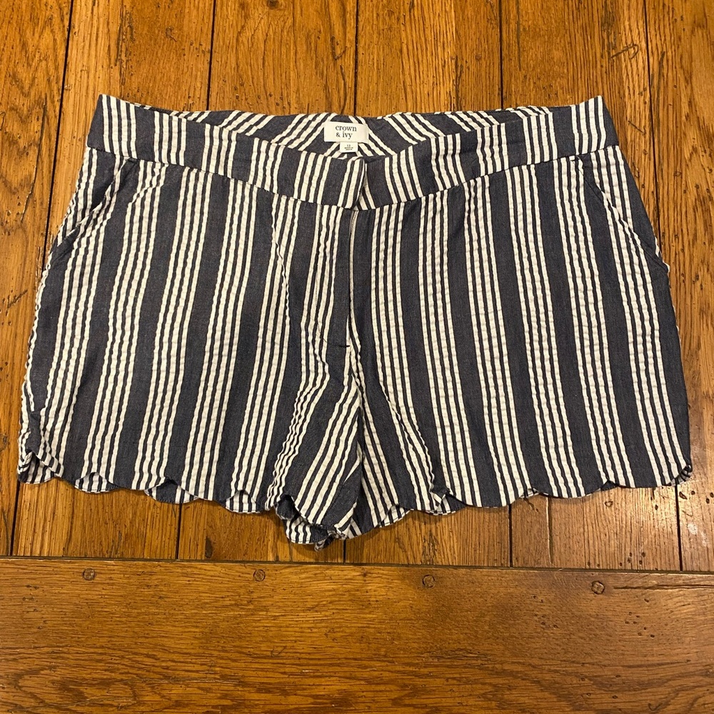 CROWN & IVY CHAMBRAY NAVY AND WHITE SCALLOPED EDGE SHORT 12